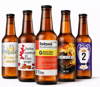 Botellas de cerveza artesana con etiquetas personalizadas para regalos y eventos.